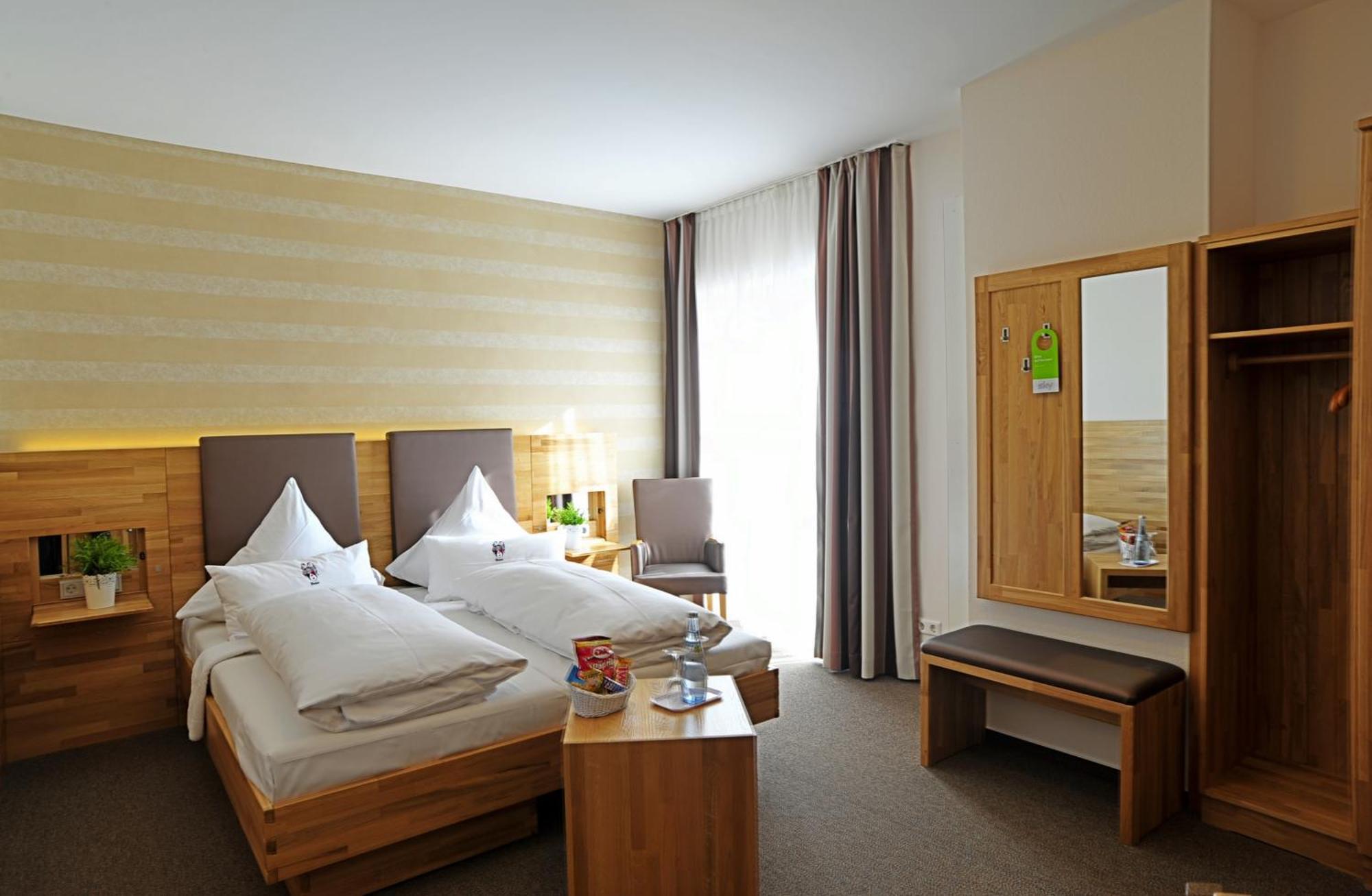 Gasthof Hotel Zum Hirsch***S Kirchen  Exterior photo